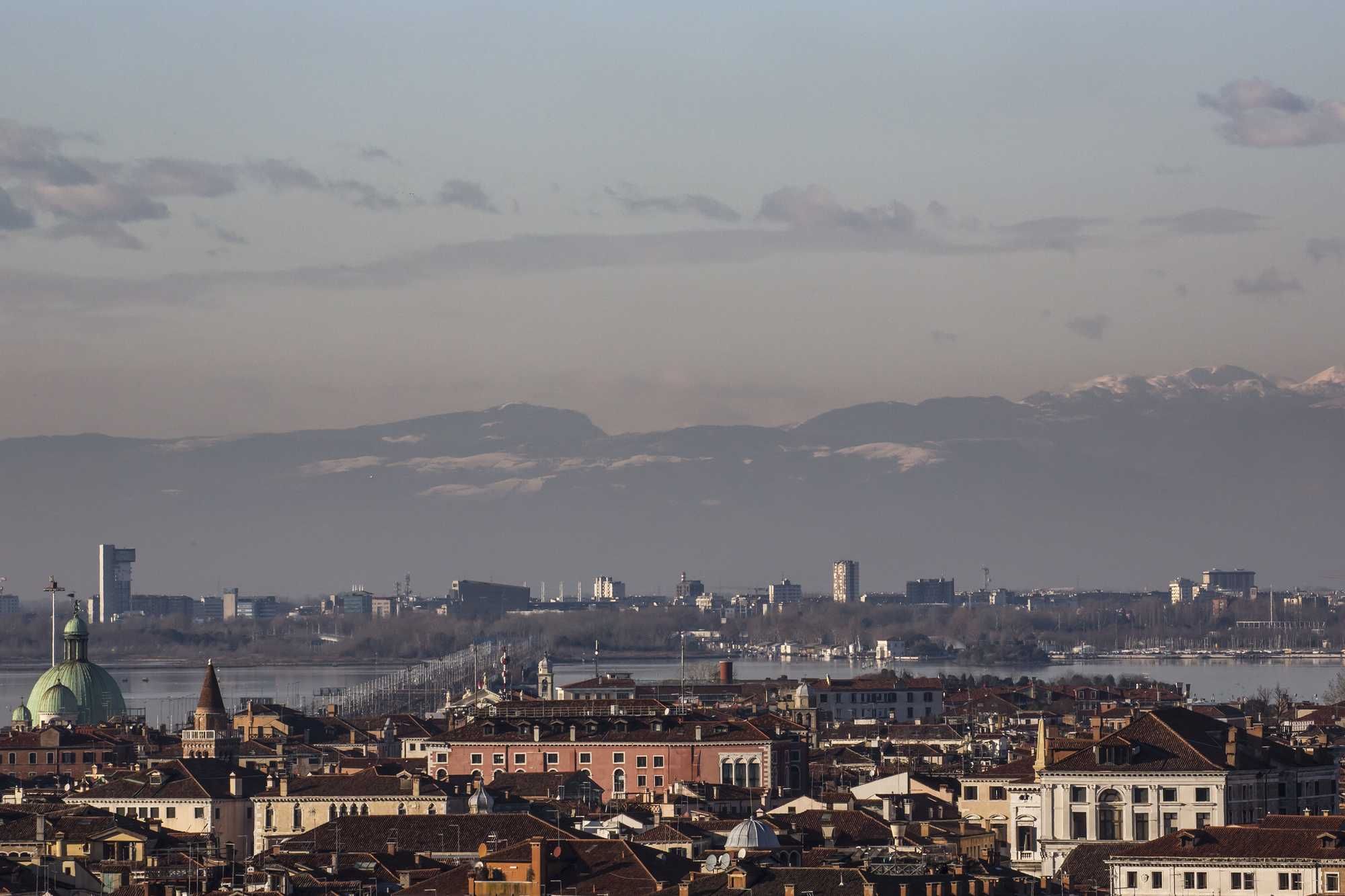Bengalese violenta una mamma mentre suo figlio dorme in casa