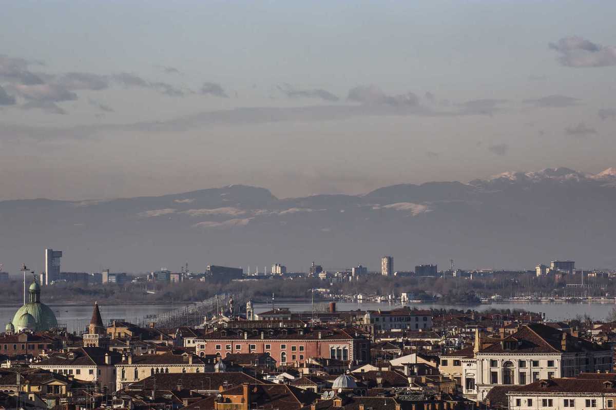 Bengalese violenta una mamma mentre suo figlio dorme in casa