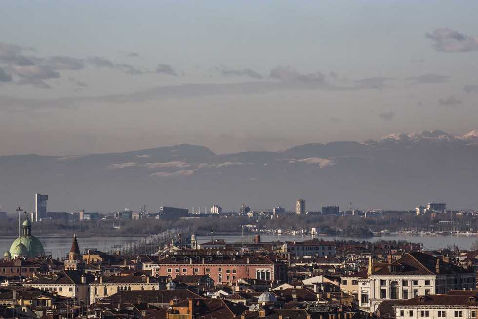 Bengalese violenta una mamma mentre suo figlio dorme in casa