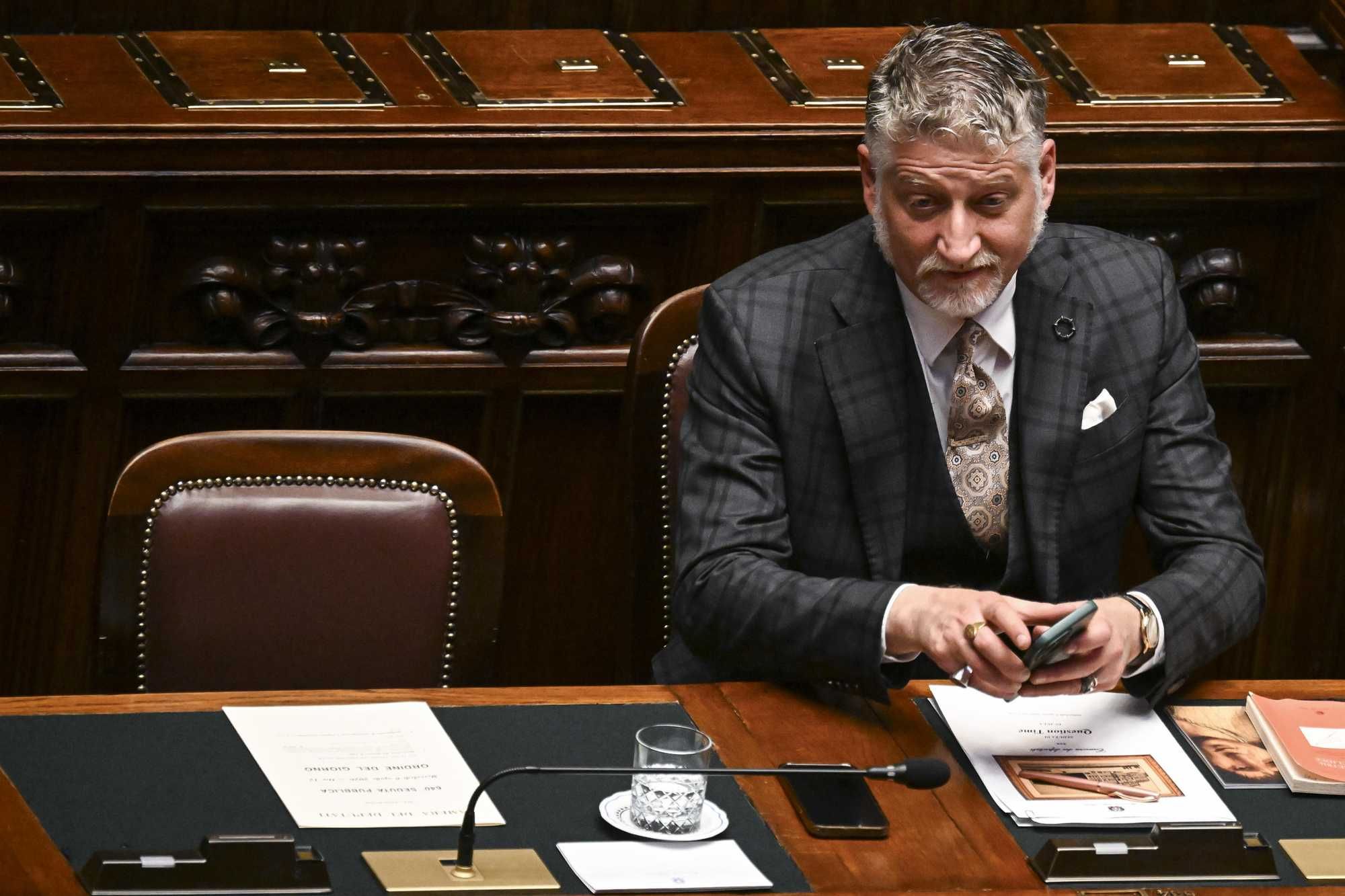 Giuli a rapporto da Meloni. Tante belle parole ma salta la missione a Bruxelles