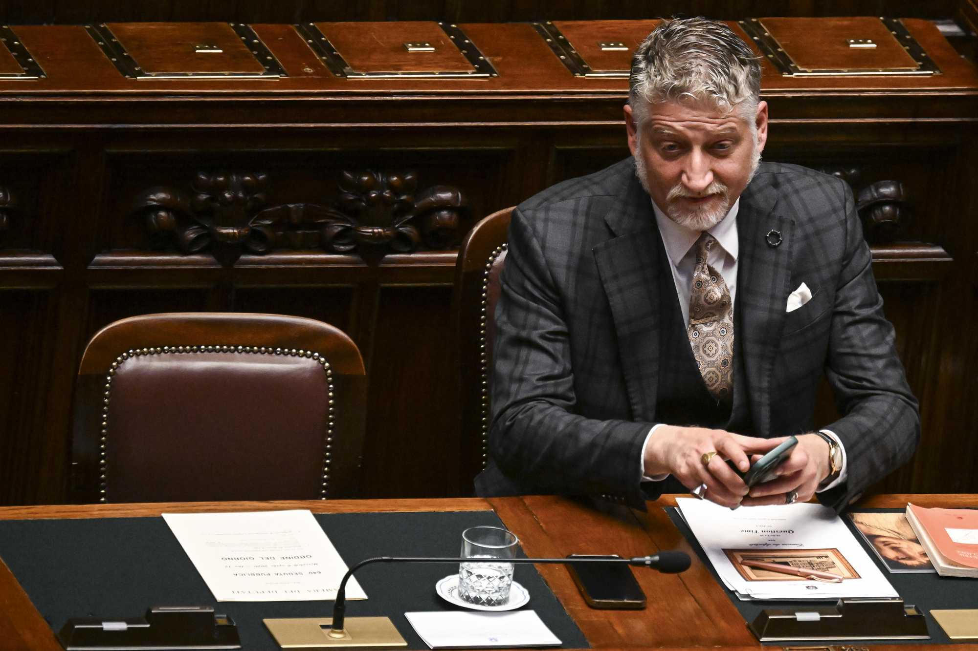 Giuli a rapporto da Meloni. Tante belle parole ma salta la missione a Bruxelles