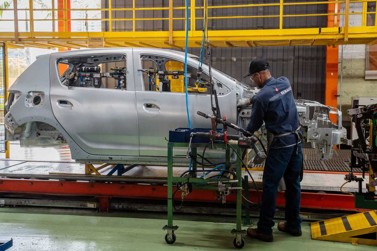Renault molla l’elettrico: i rischi per Roma