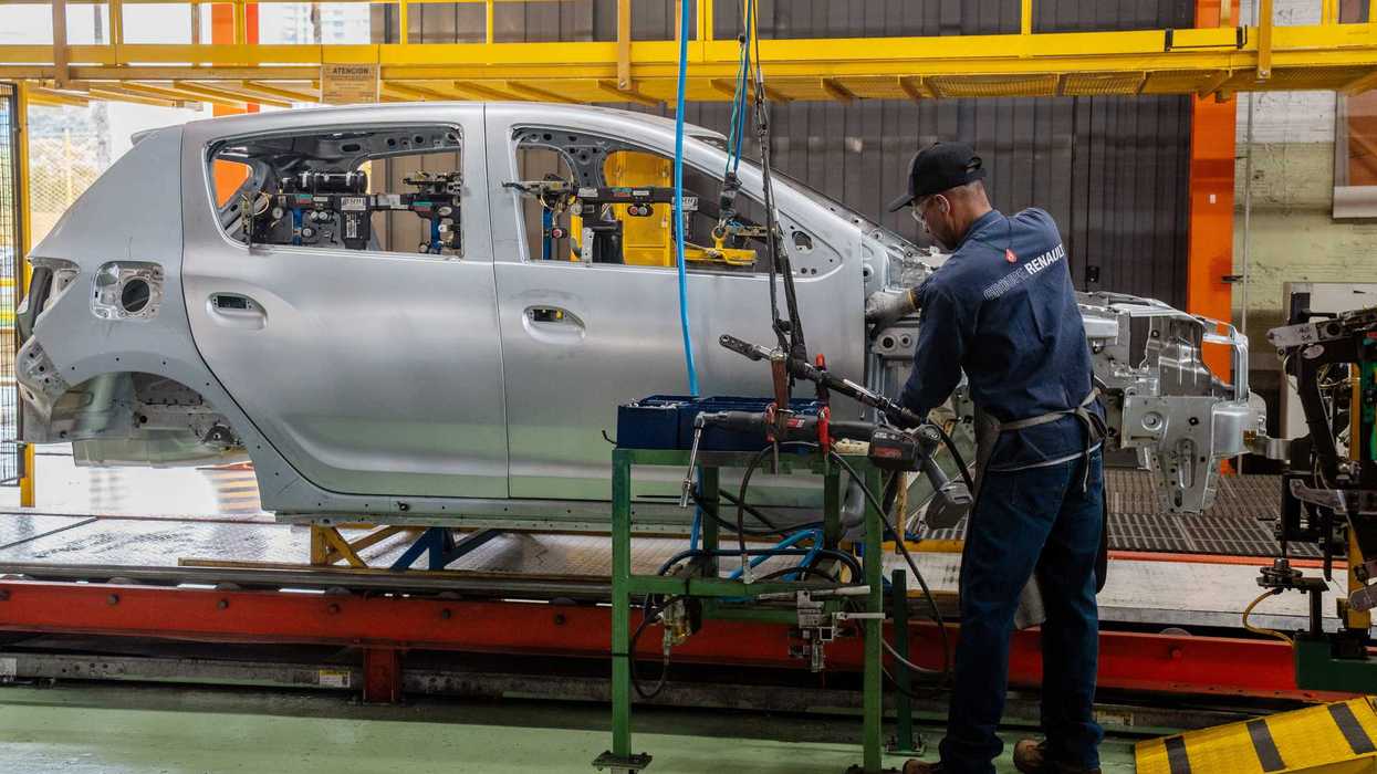 Renault molla l’elettrico: i rischi per Roma