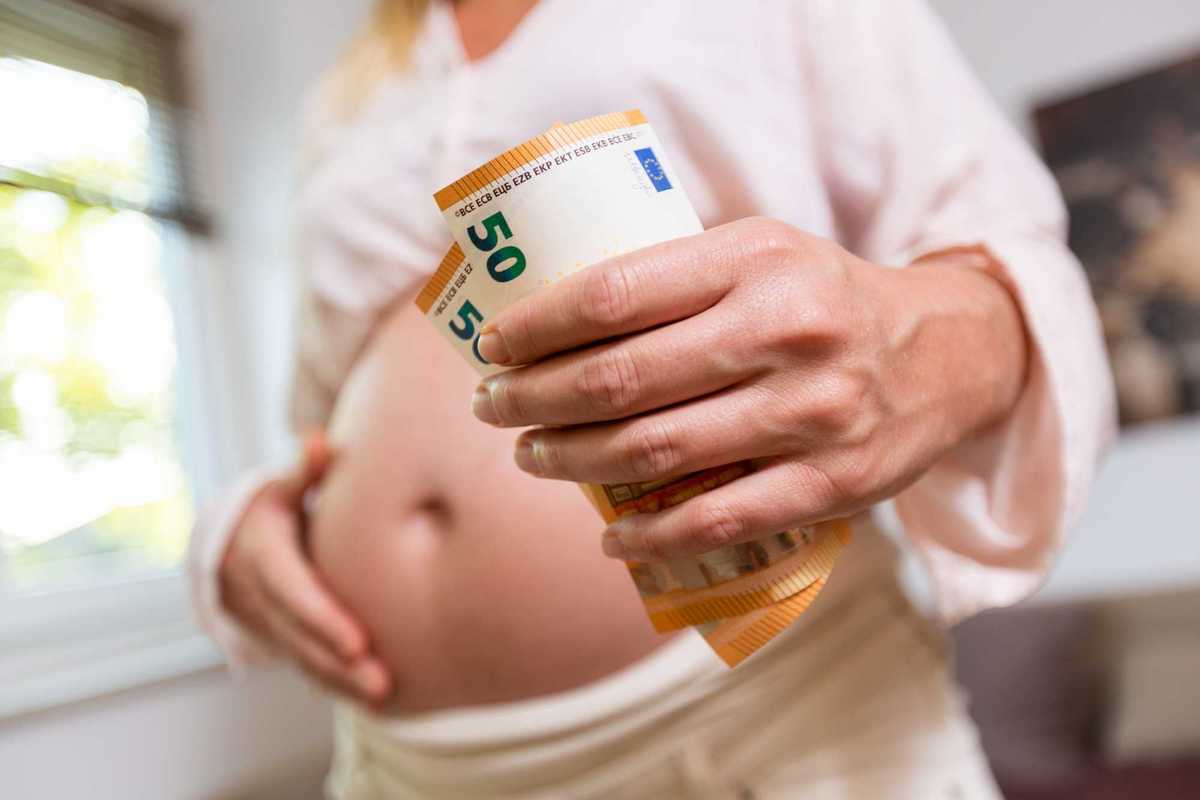 Libro dell’orrore sull’utero in affitto. I bimbi comprati? «Storia d’amore»