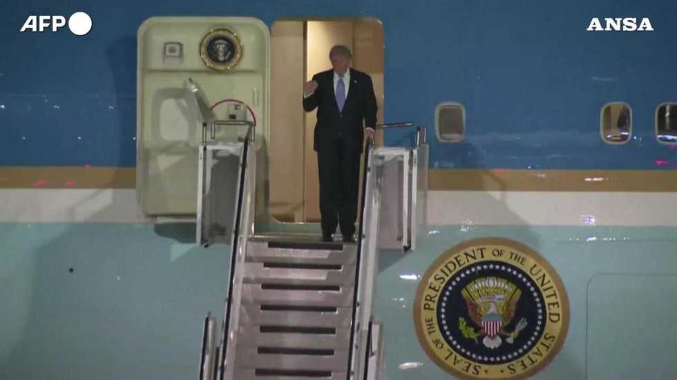 Trump atterra a Pechino, atteso il vertice con Xi