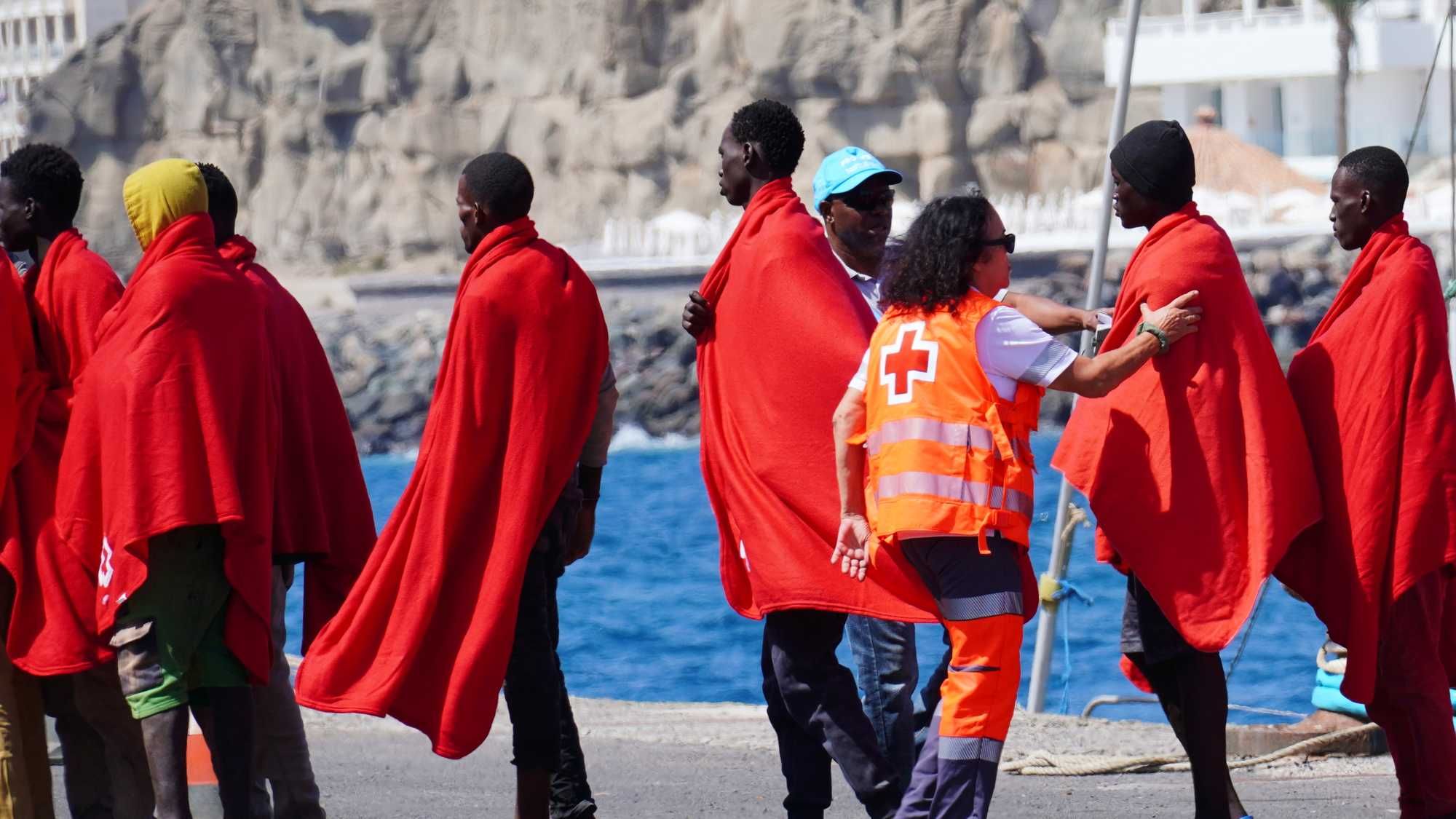 Viaggi, gioielli e borse griffate usando i soldi per i migranti