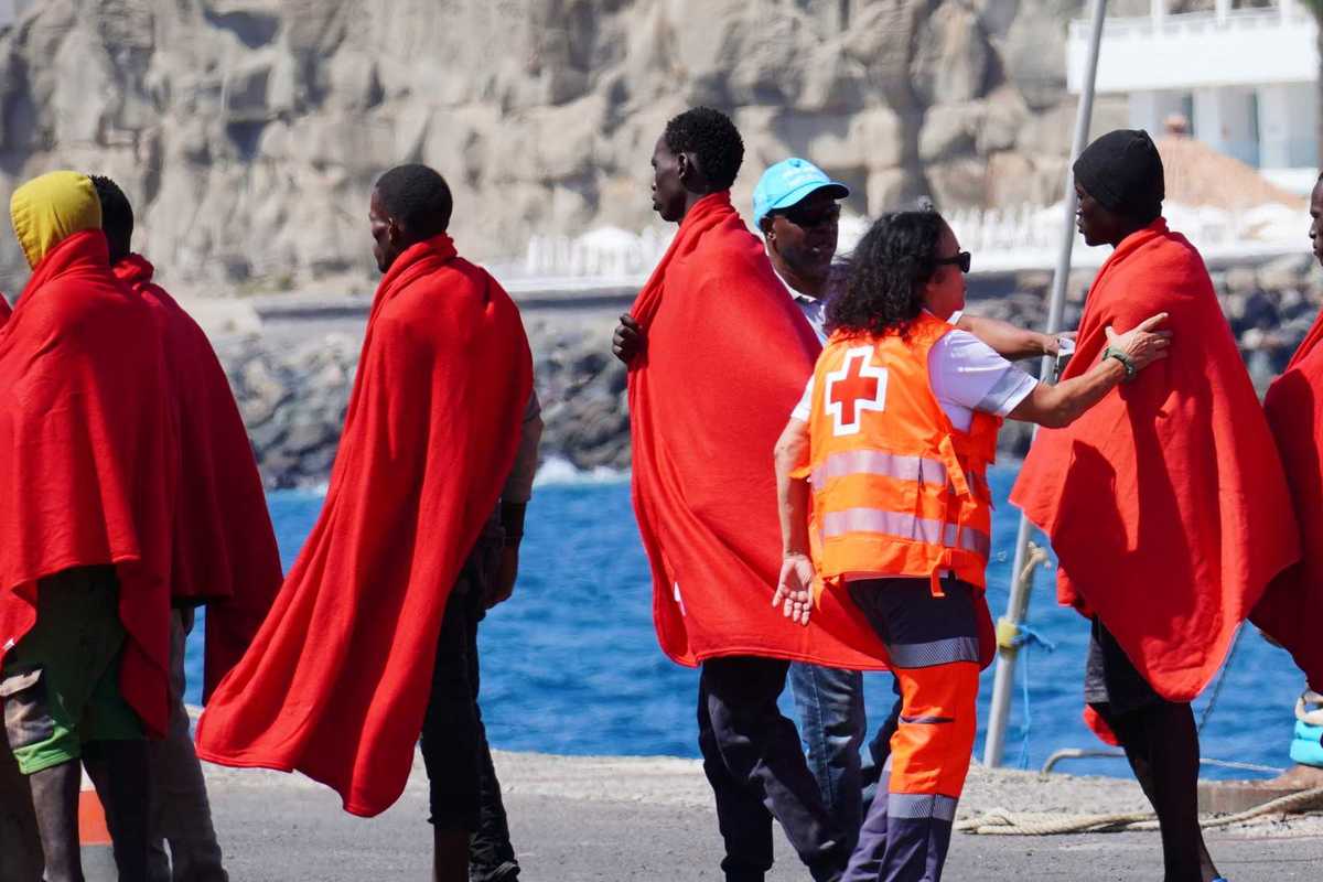 Viaggi, gioielli e borse griffate usando i soldi per i migranti