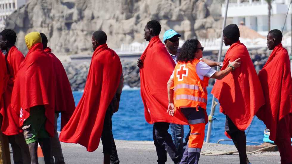 Viaggi, gioielli e borse griffate usando i soldi per i migranti