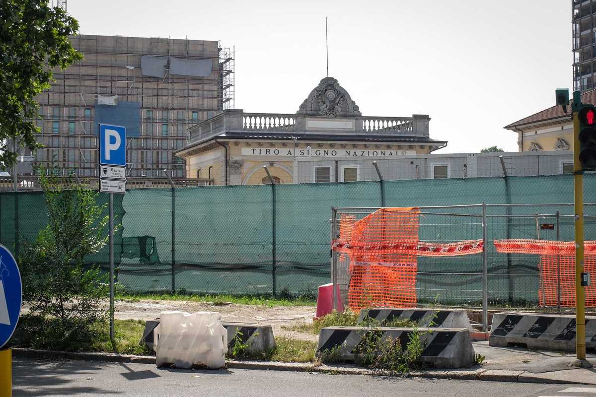 Manager «sfrutta operai» fermato mentre fuggiva. Altro che nuovo mondo IA
