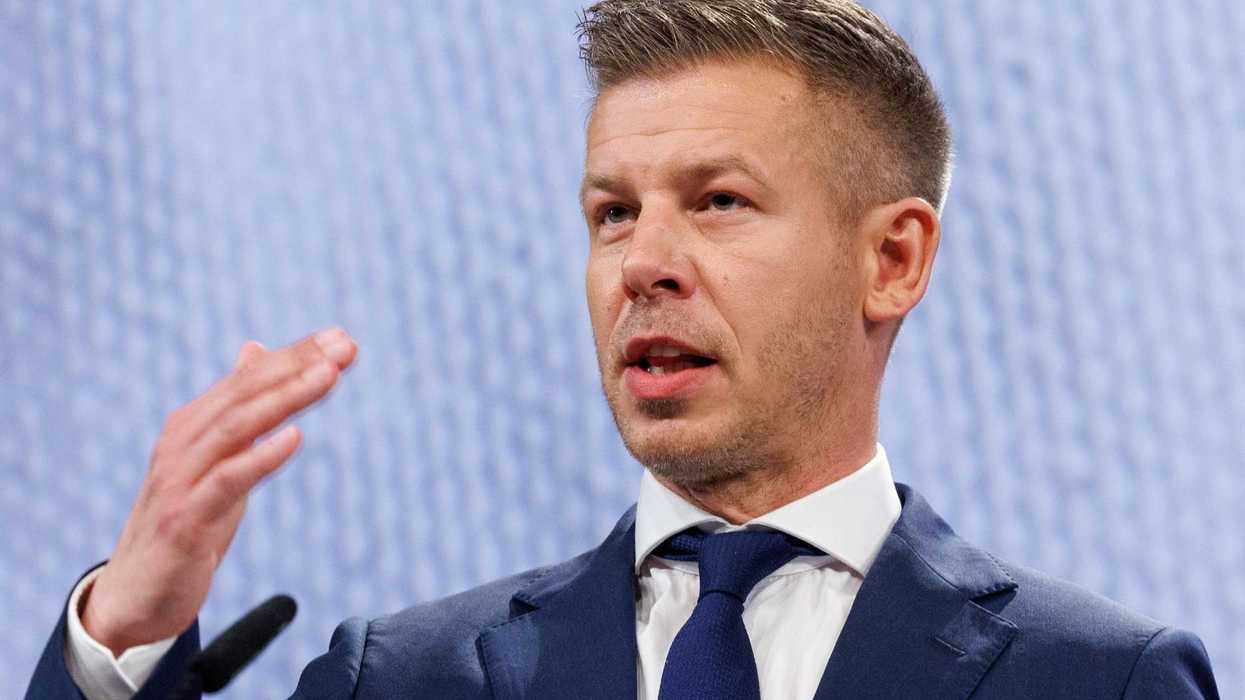 L’idolo della Ue cambia la Costituzione per far fuori il presidente ungherese