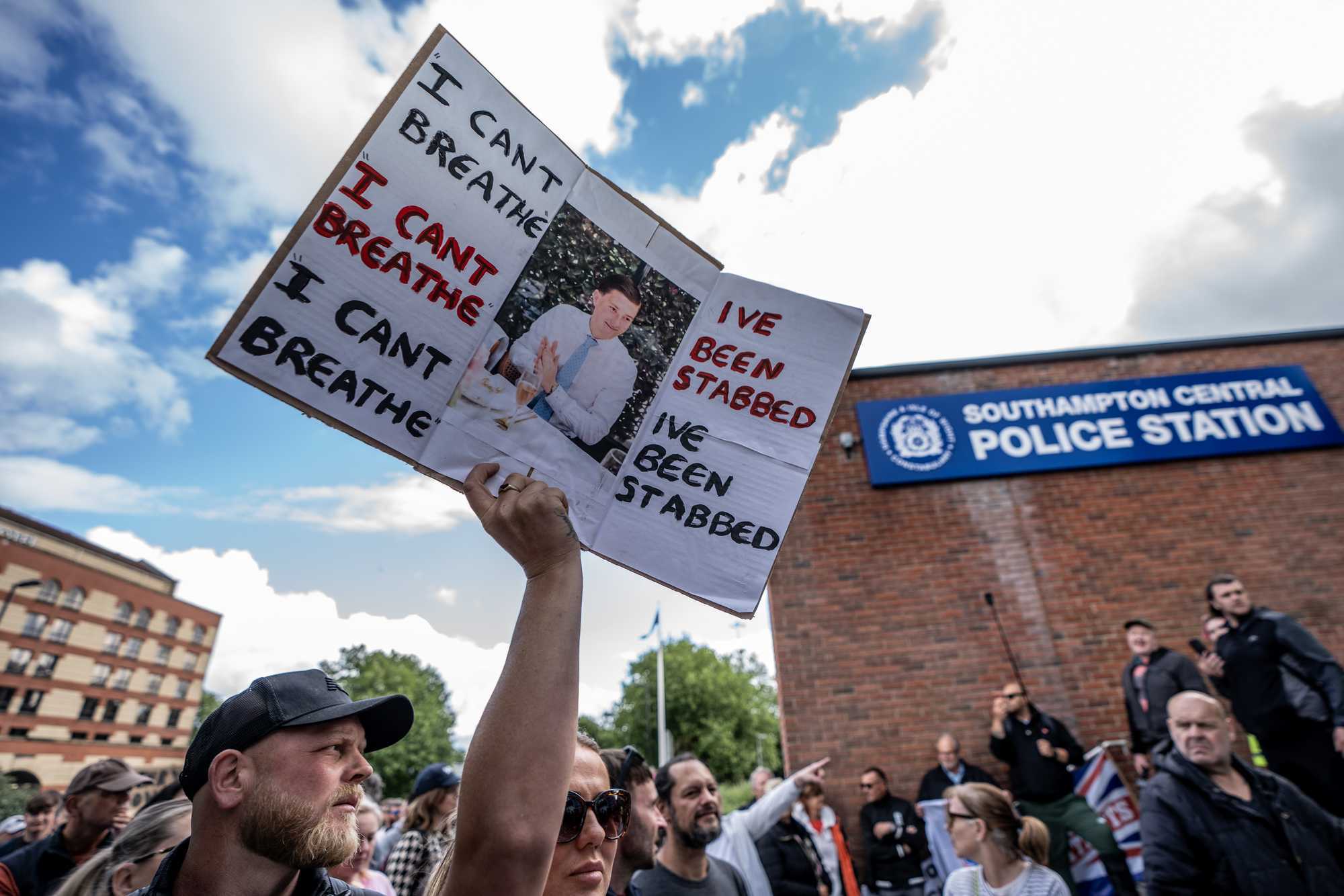In Uk saltano le regole woke della polizia