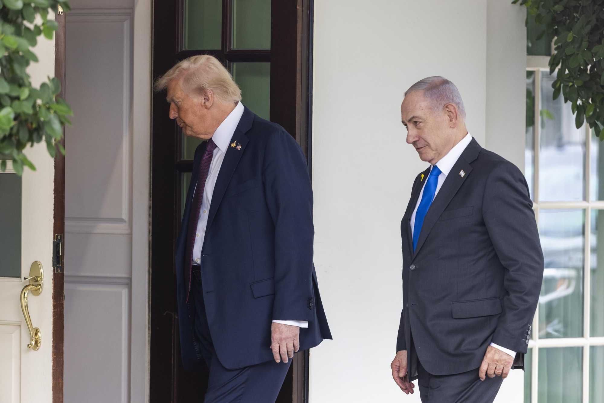 Trump abbassa i toni su Netanyahu: «Ho iniziato io la guerra». Ma poi corteggia Khamenei