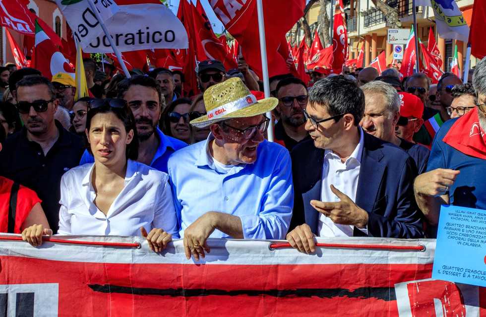 Il campo largo «attira» più schiavi e poi piange sui campi di pomodori