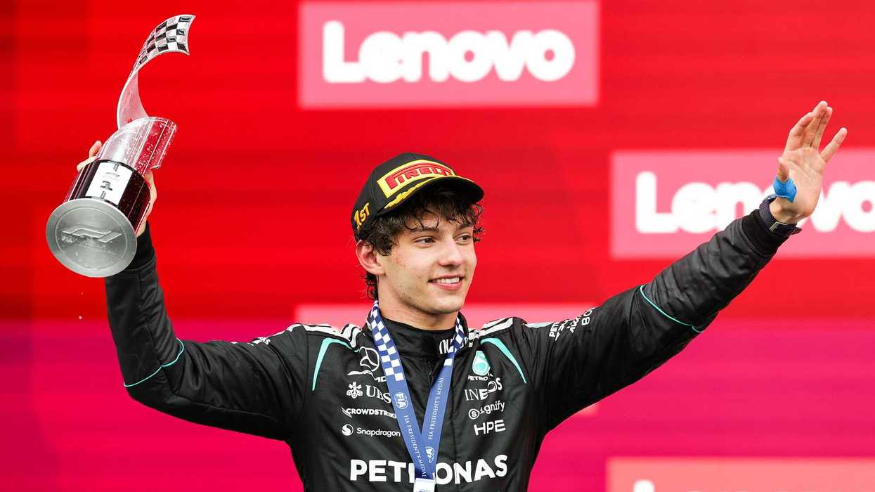 Sicurezza stradale, Kimi Antonelli con la Polizia: «Velocità solo in pista»