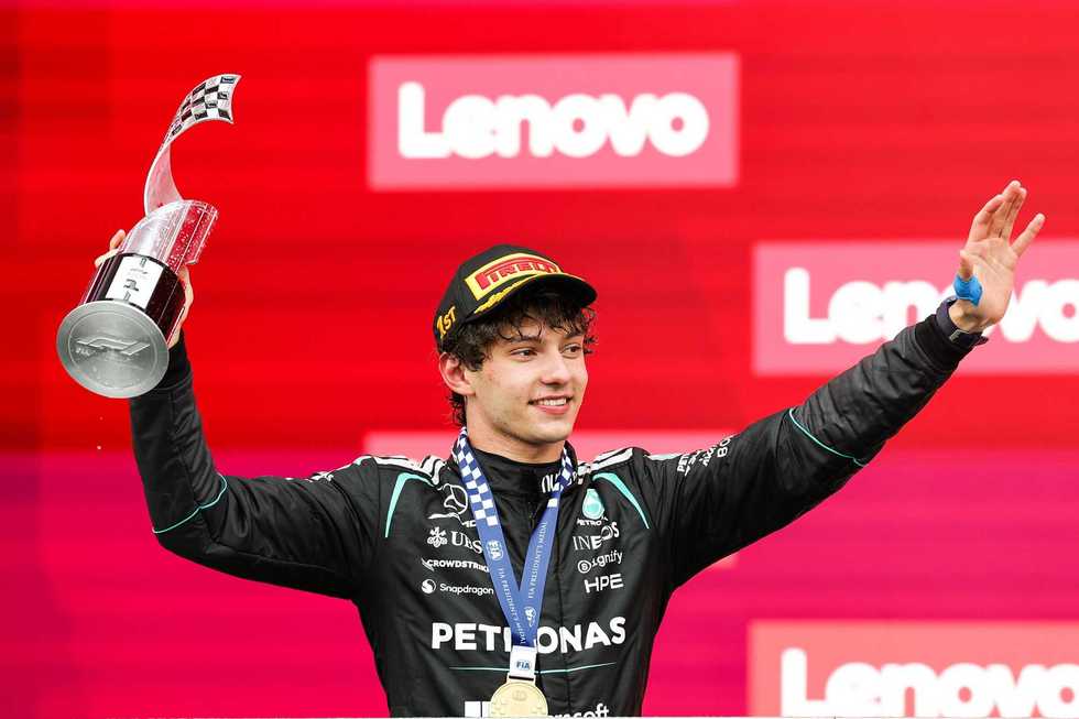 Sicurezza stradale, Kimi Antonelli con la Polizia: «Velocità solo in pista»