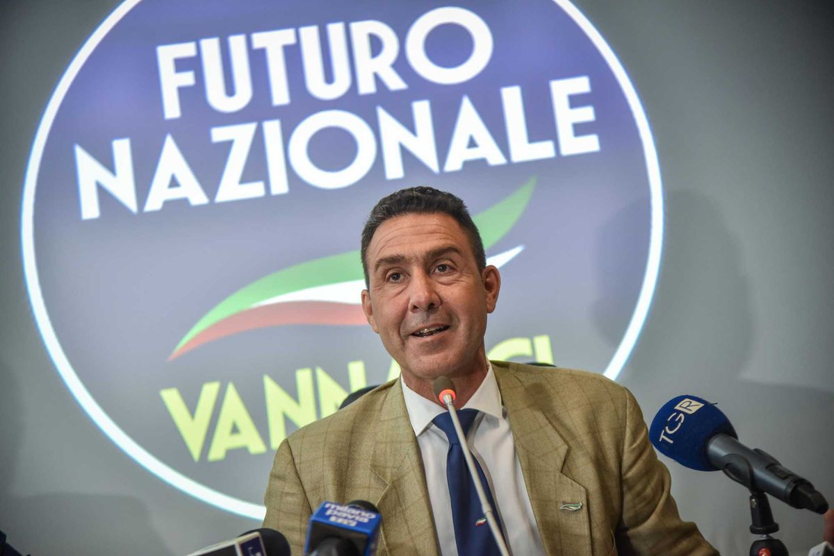 Il generale cade sugli insubordinati. Anche a Vannacci serve un’alleanza