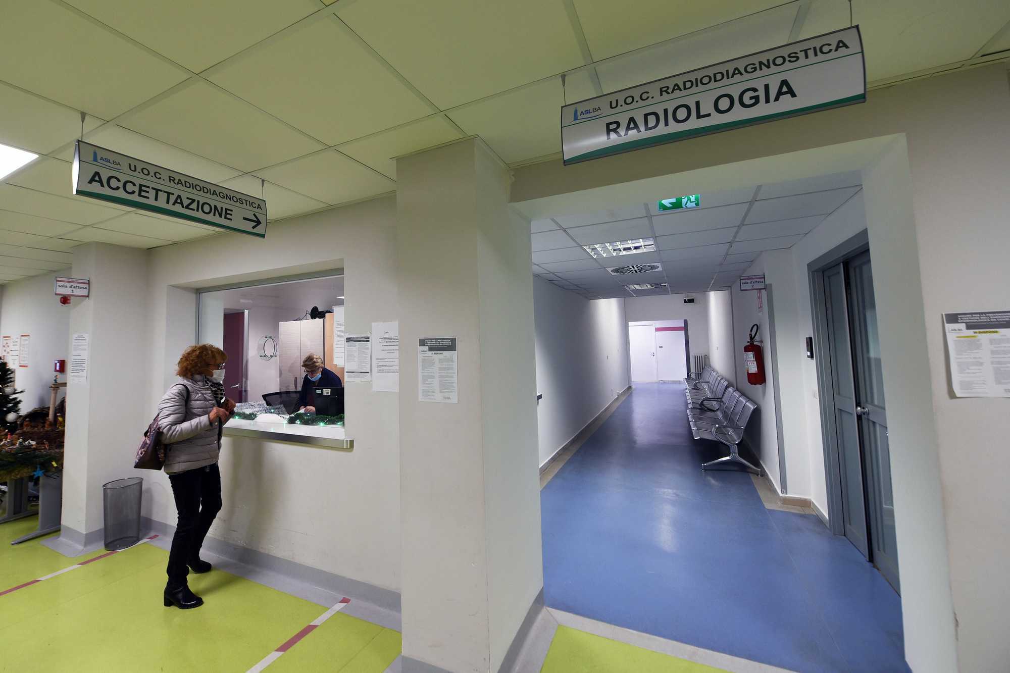 La sanità sarà a pagamento per gli italiani all’estero. I clandestini? Tutto gratis