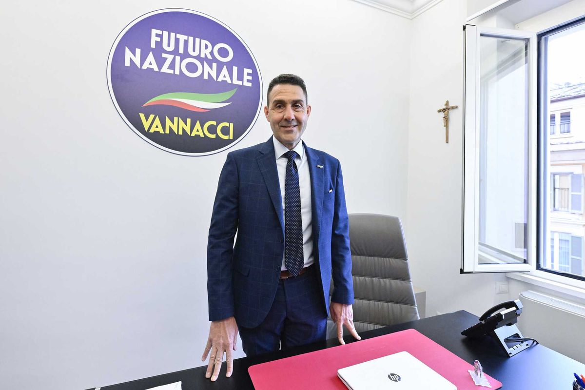 Vannacci in trincea: «Marina chi?»