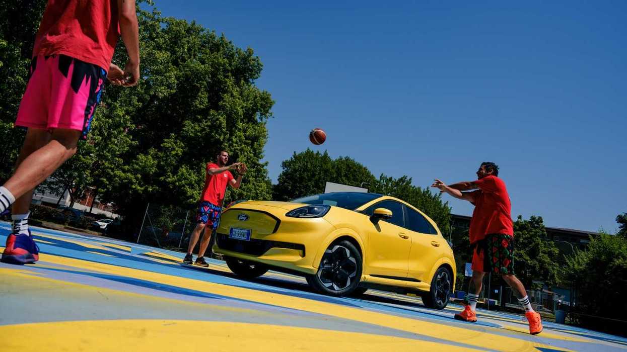 Ford regala una «casa» alla Barona. E Piazza Paci si ricolora di vita