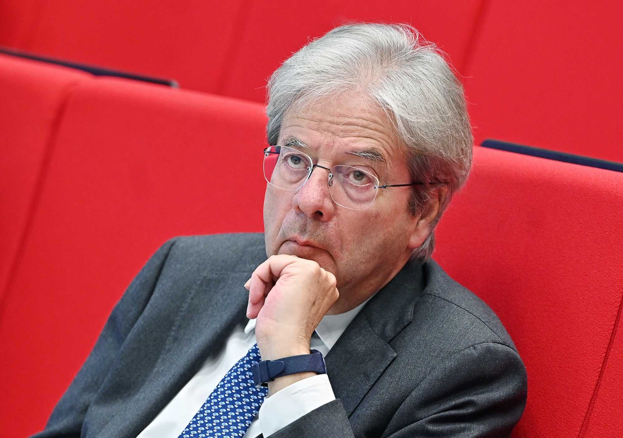 Gentiloni si allena per il Colle incitando la Von der Leyen a chiudere i rubinetti a Roma