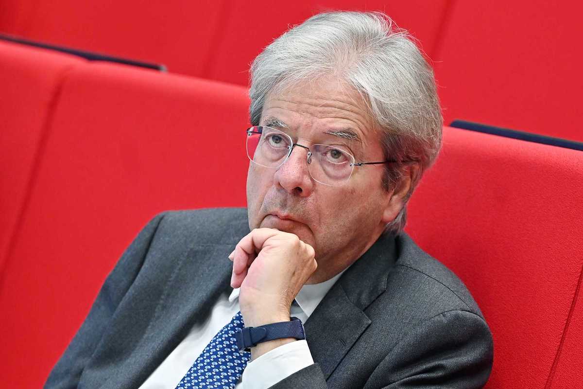 Gentiloni si allena per il Colle incitando la Von der Leyen a chiudere i rubinetti a Roma