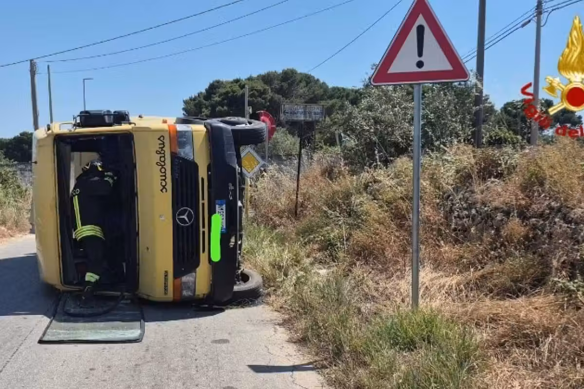 Senza patente e con altri sei in auto travolge uno scuolabus: 2 bimbi gravi