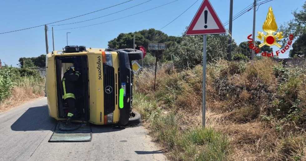 Senza patente e con altri sei in auto travolge uno scuolabus: 2 bimbi gravi
