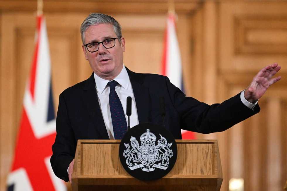 La ricetta di Starmer: migranti a delinquere e lockdown notturno per i giovani inglesi