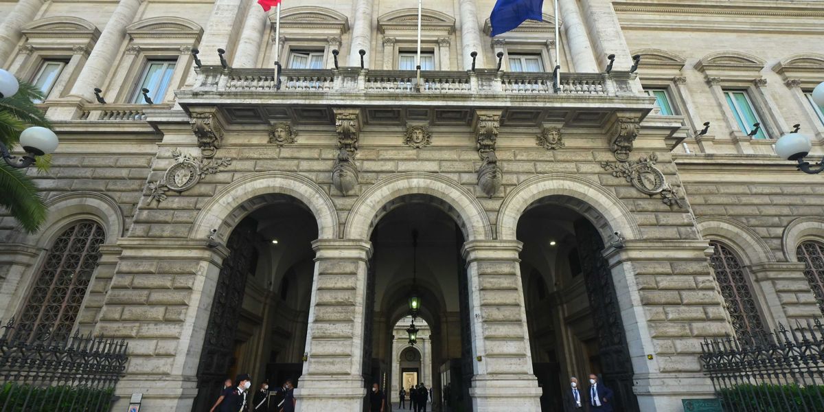 allarme bankitalia i politici usano i conti di parenti all8217estero per ricevere tangenti da Laverita.info allarme bankitalia i politici usano i conti di parenti all8217estero per ricevere tangenti