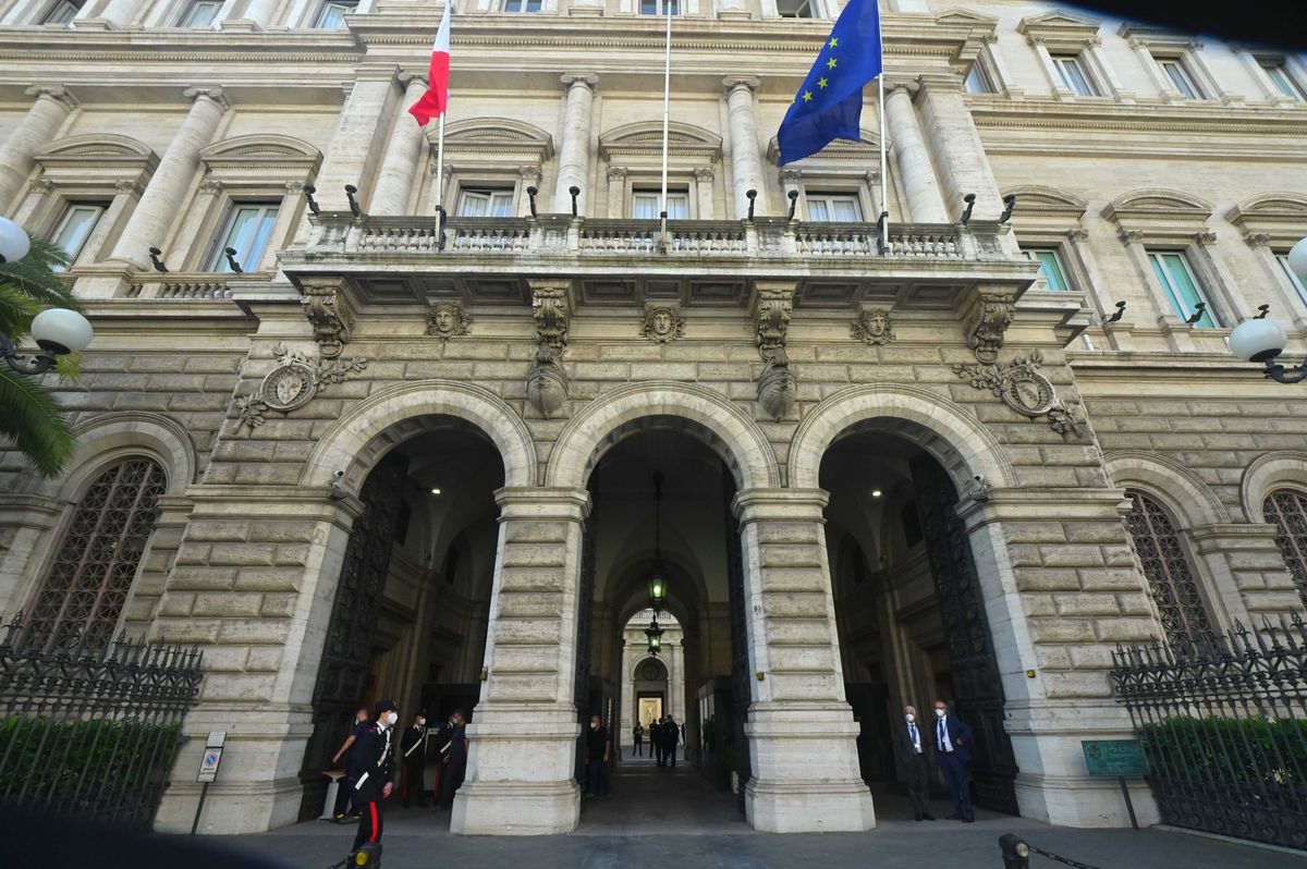Allarme Bankitalia: i politici usano i conti di parenti all’estero per ricevere tangenti