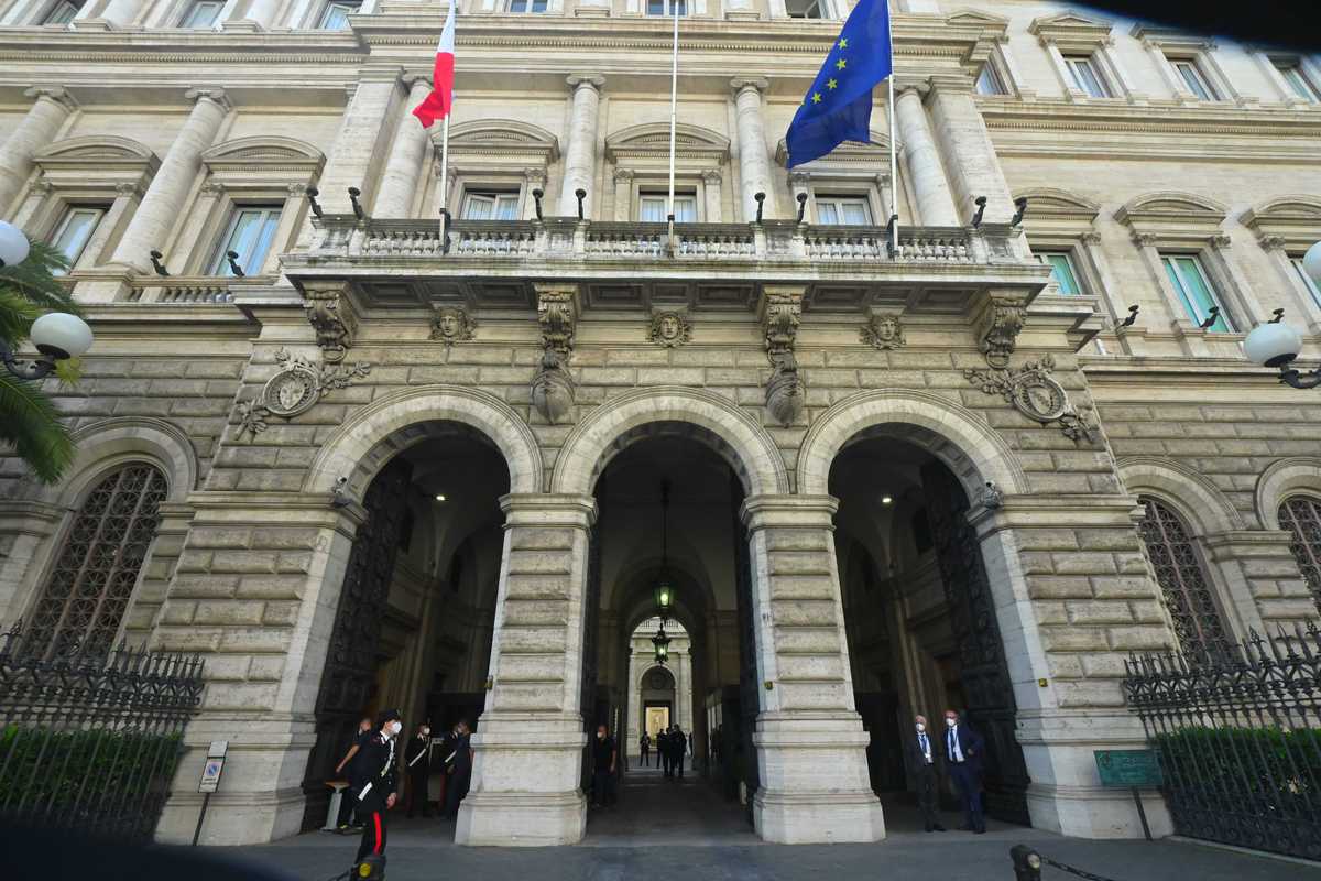 Allarme Bankitalia: i politici usano i conti di parenti all’estero per ricevere tangenti