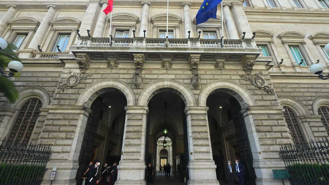 Allarme Bankitalia: i politici usano i conti di parenti all’estero per ricevere tangenti