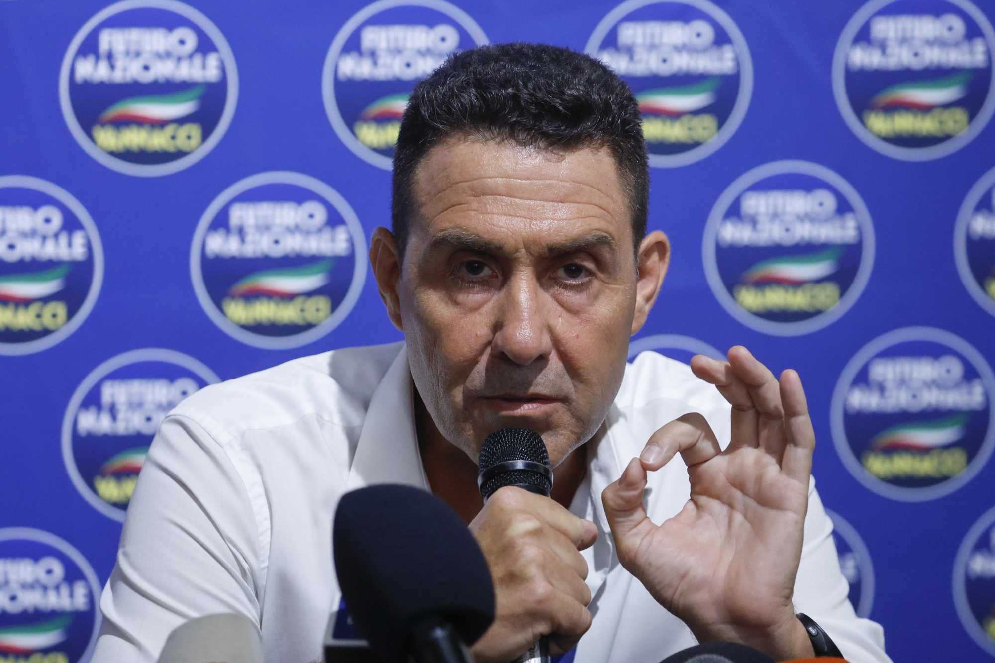 I tiri mancini dei giornaloni a Giorgia per farla fuori: «Chiudi al generale»