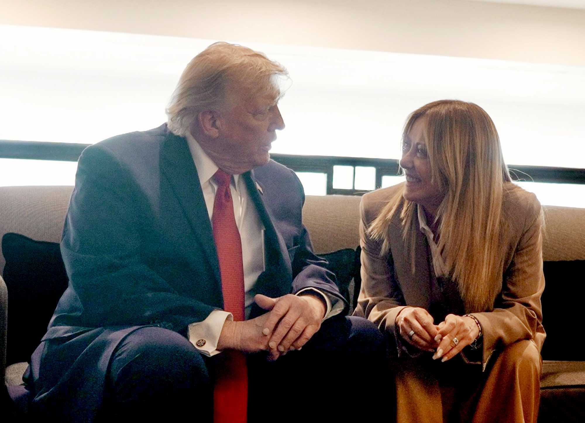 Trump farnetica su Meloni: «Ha implorato per una foto». Lei: «L’Italia non supplica»