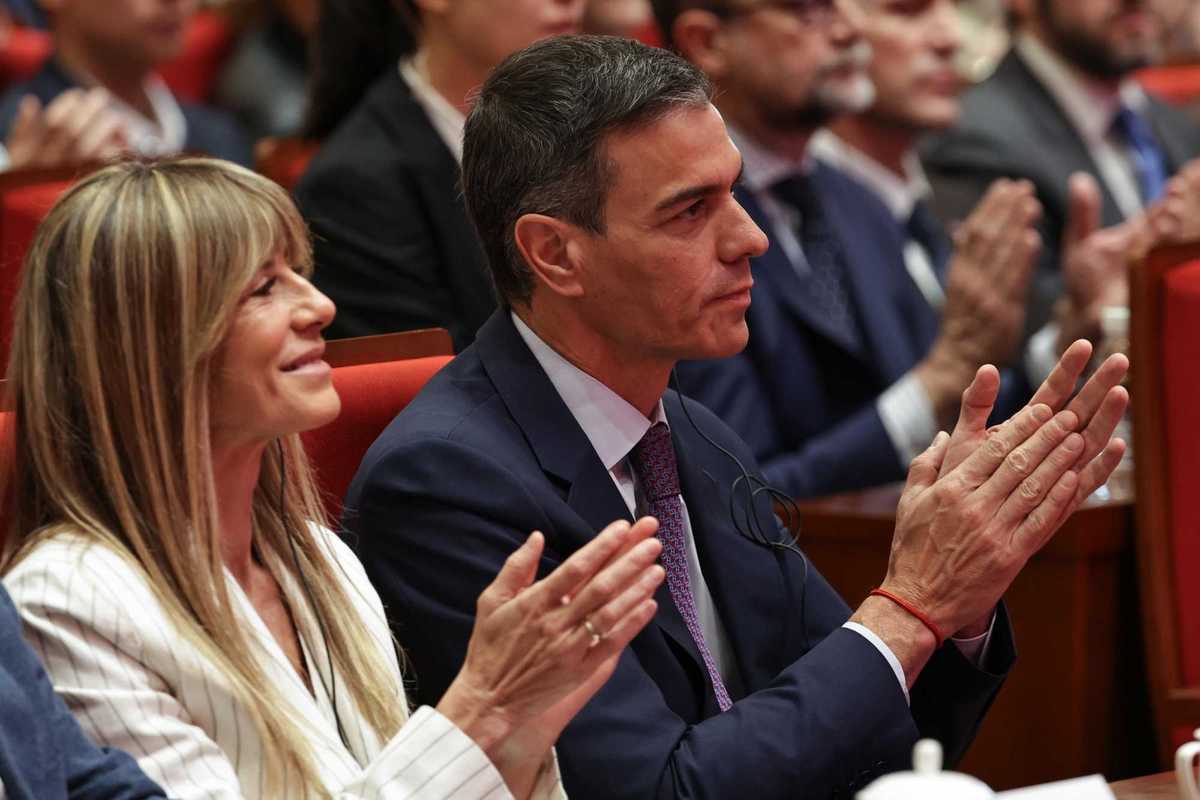 Guai grossi a Madrid. Rinviata a giudizio la moglie di Sánchez: «Non lasci il Paese»