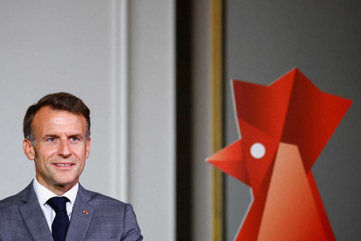 Macron prova a intrufolarsi per fare affari