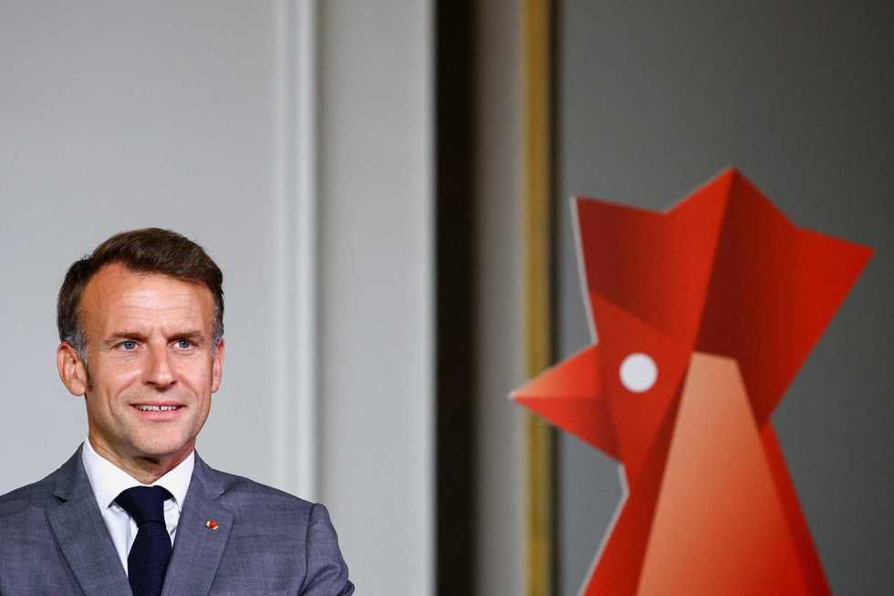Macron prova a intrufolarsi per fare affari