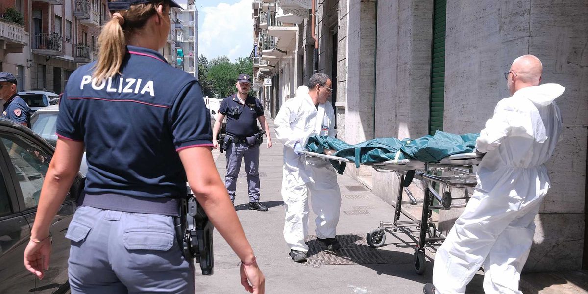 madre strangola la figlia e si impicca corpi trovati dalla sorella maggiore da Laverita.info madre strangola la figlia e si impicca corpi trovati dalla sorella maggiore