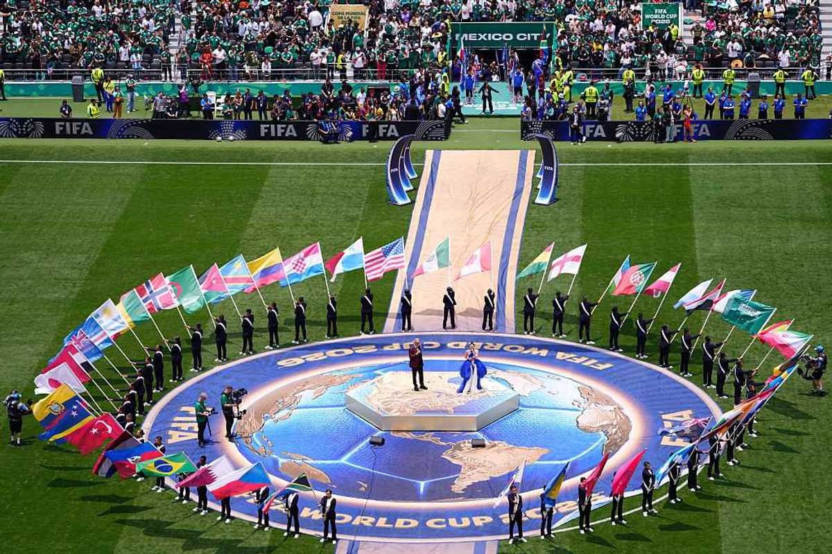 Proteste, gaffe al Var e record di rossi. L'Azteca alza il sipario sul Mondiale
