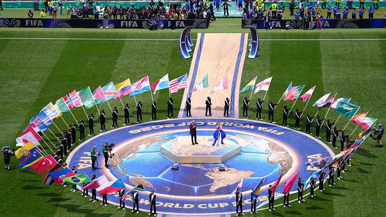Proteste, gaffe al Var e record di rossi. L'Azteca alza il sipario sul Mondiale