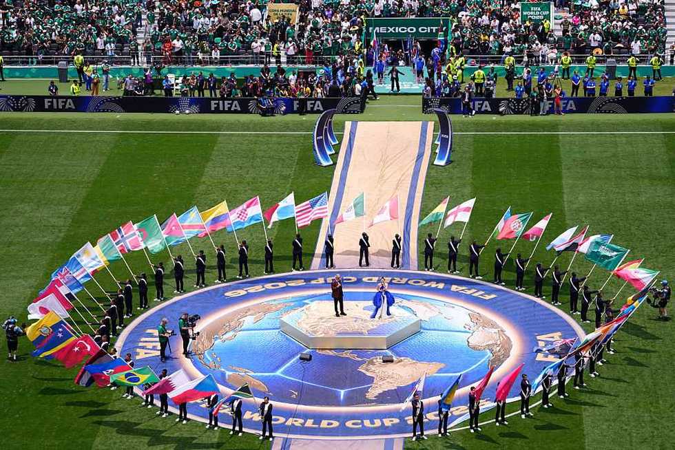Proteste, gaffe al Var e record di rossi. L'Azteca alza il sipario sul Mondiale