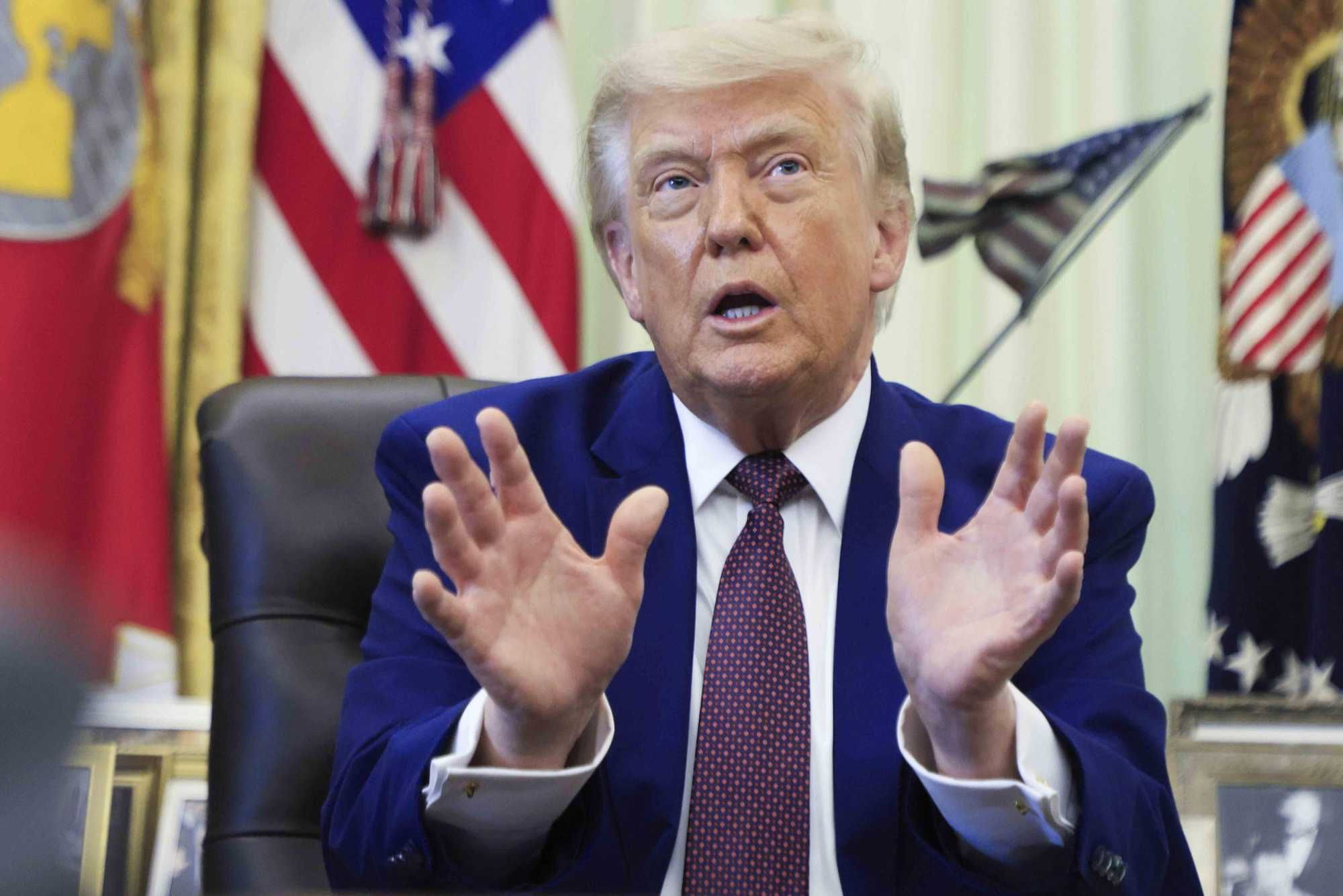Trump avvisa l’Iran: «Vi colpiremo duro». Poi il colpo di scena: «L’accordo è vicino»