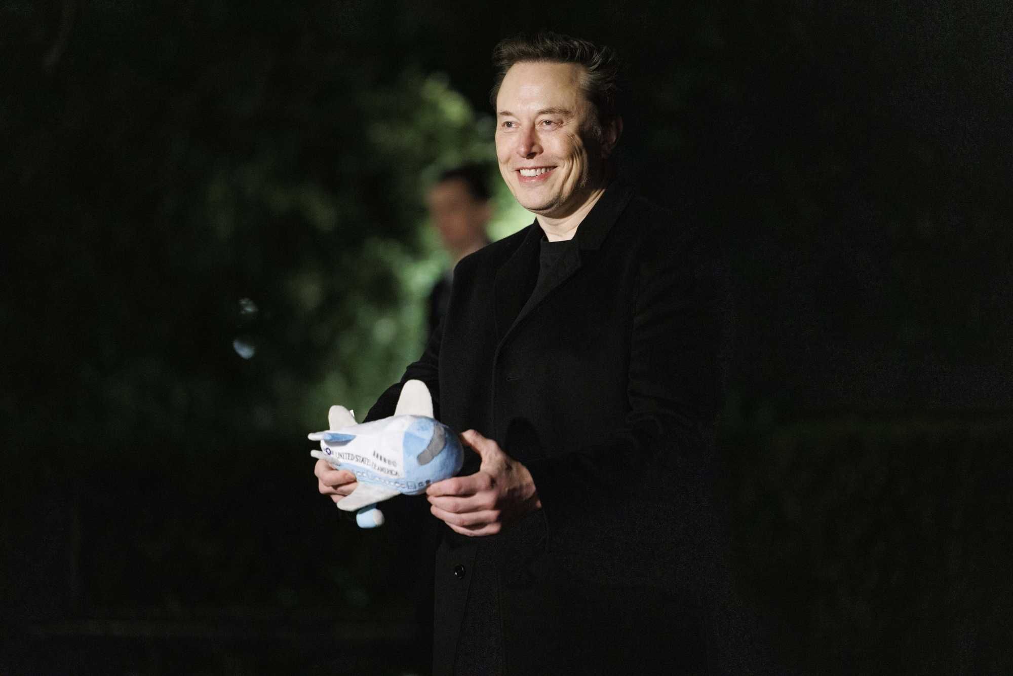 SpaceX, partenza a razzo a Wall Street. Musk fa la storia: è il primo triliardario