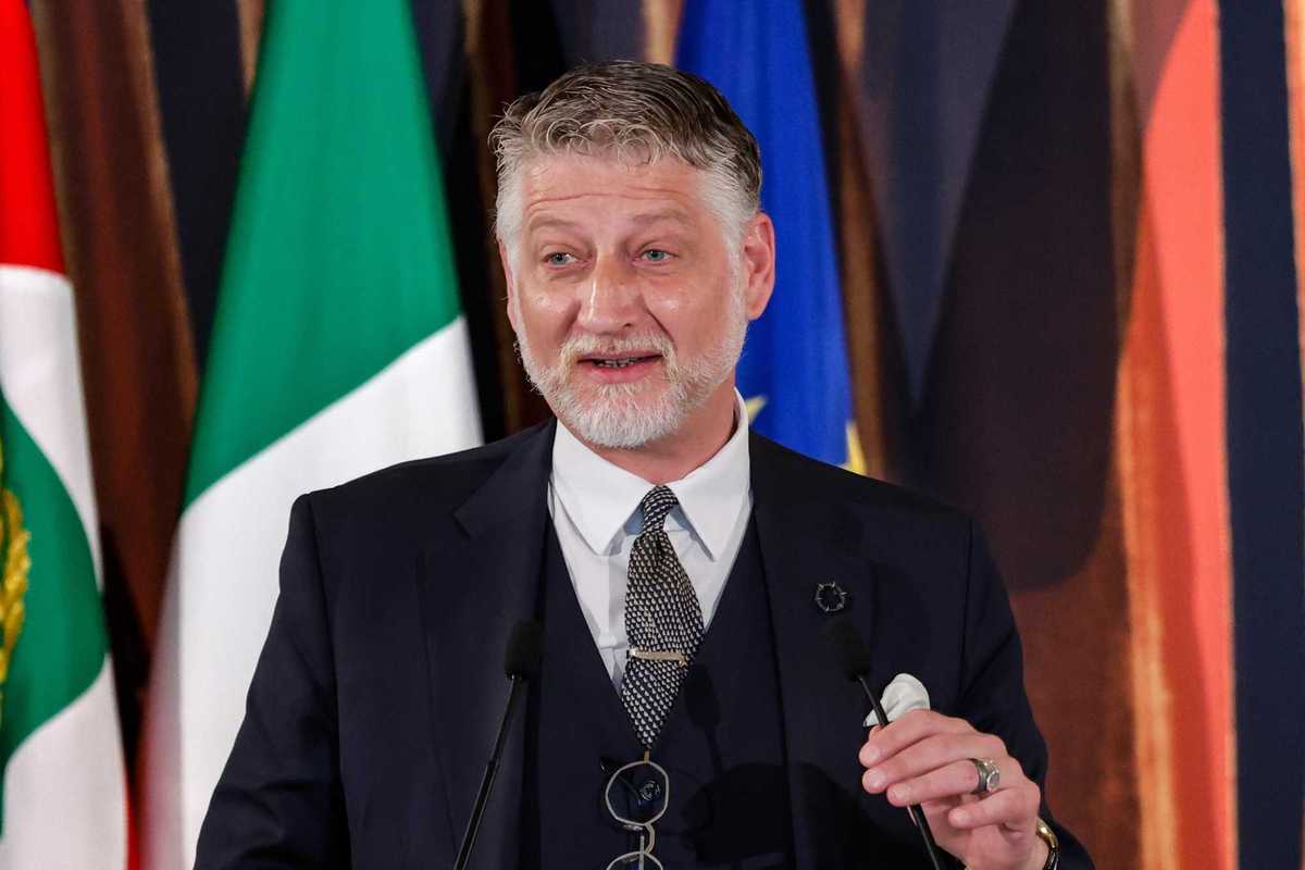 Convegno sull’IA spostato: è giallo
