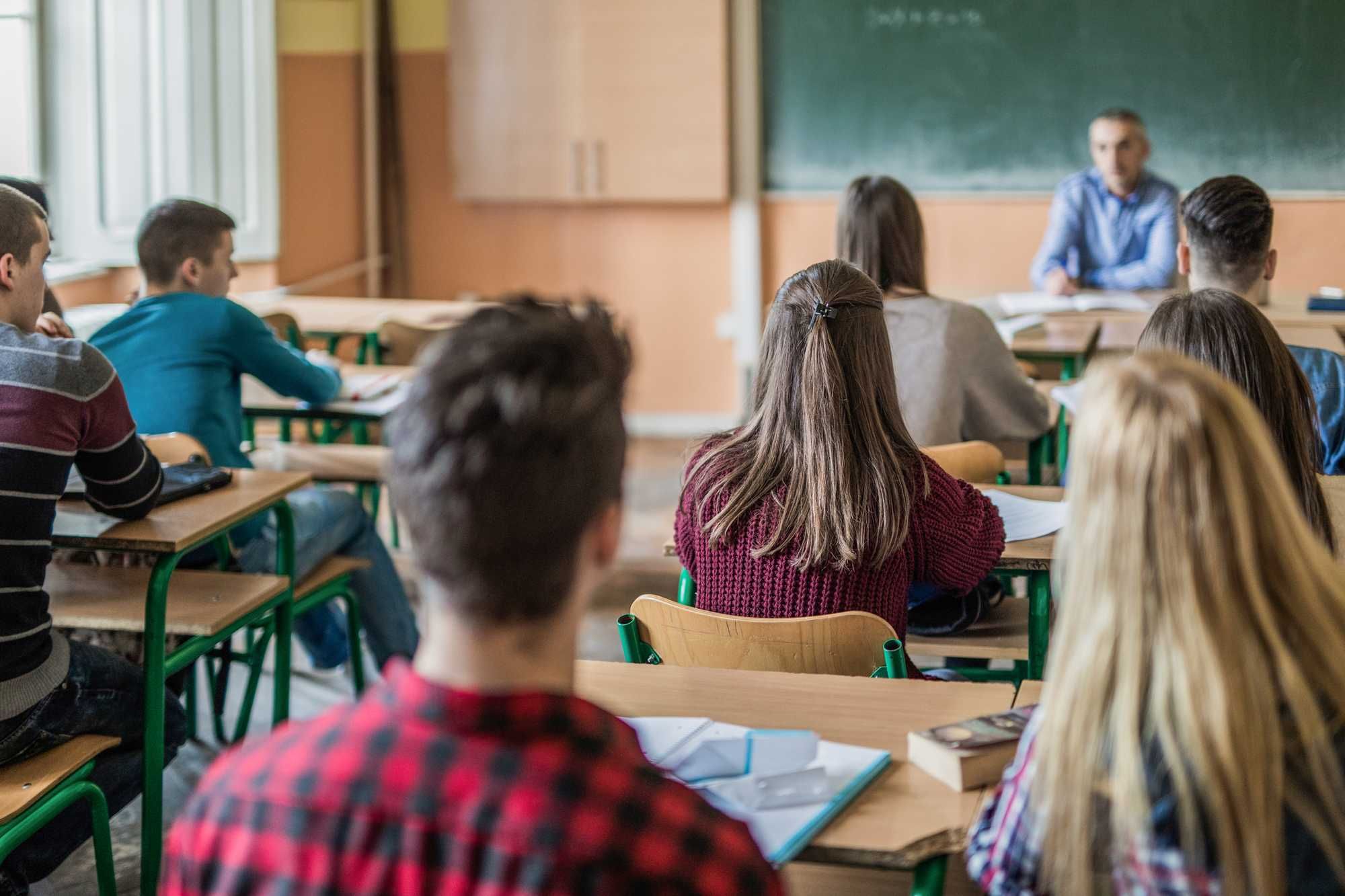 Nelle scuole si (ri)educa soltanto chi ama l’Italia