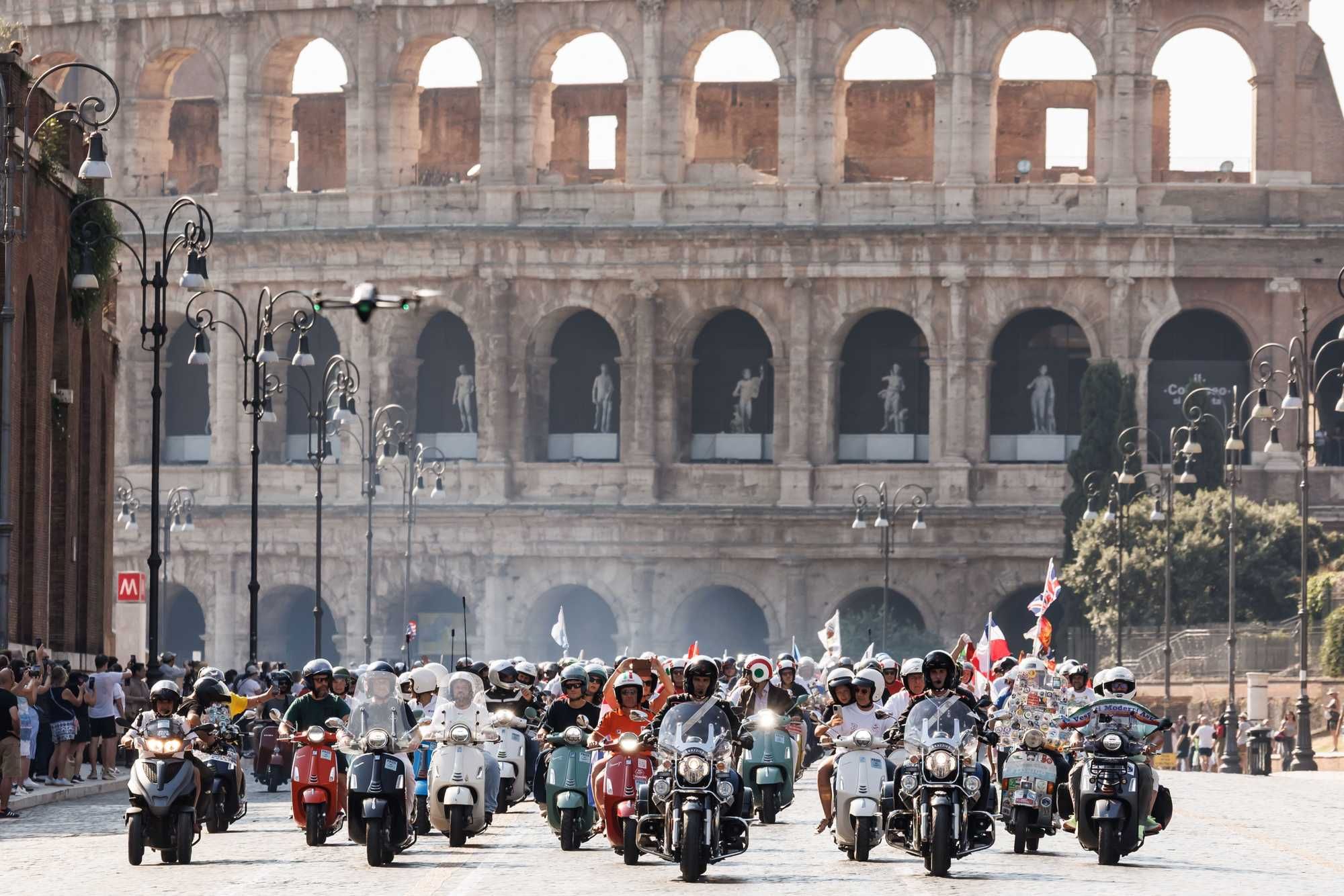Roma invasa da 25.000 Vespa: il più grande raduno della storia per gli 80 anni dell'icona italiana