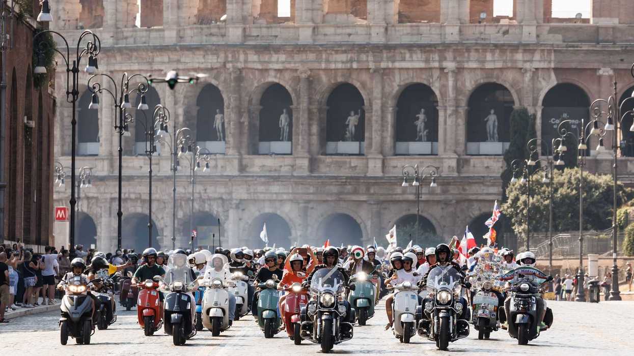 Roma invasa da 25.000 Vespa: il più grande raduno della storia per gli 80 anni dell'icona italiana