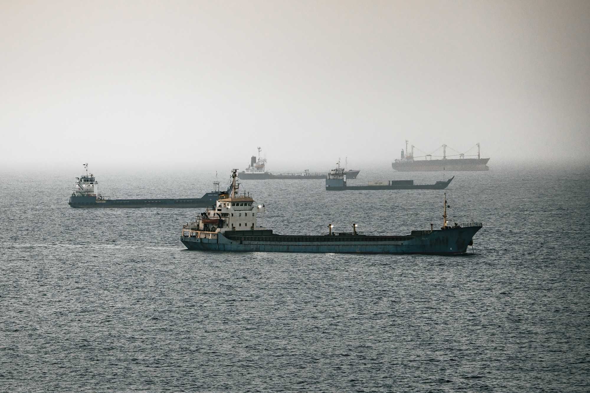 La pace è esplosa, l’Iran si riprende Hormuz