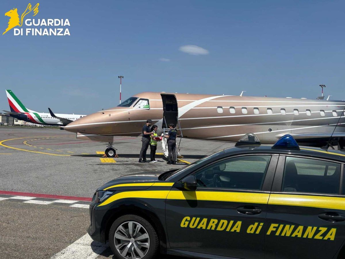 Firenze, la Gdf scopre maxi evasione nei voli privati
