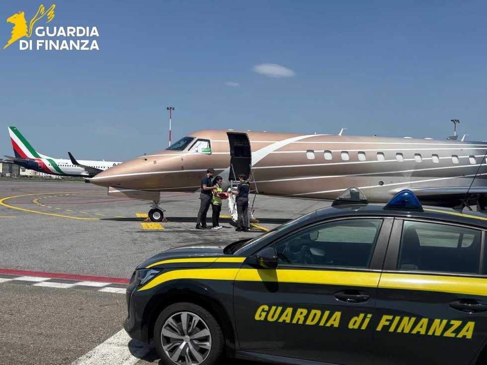Firenze, la Gdf scopre maxi evasione nei voli privati